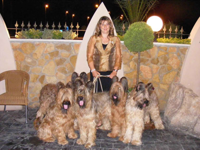 Conchi Valentí con perros Dasilva, Pastor de Brie